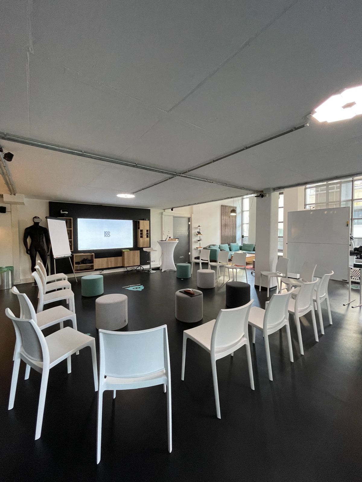 NMY SPACES | VR Zone | Bestuhlung 2